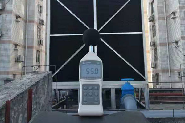 冷卻塔降噪后噪音測試”/> </p><p>冷卻塔降噪后的噪聲測試</p><p> </p><p>為了降低制冷間的噪聲，采取了以下措施： </p><p> p>1、水泵房還增設(shè)了空間吸聲體和電機(jī)消聲罩。 </p><p>2.冷卻塔增設(shè)大型L型鋼結(jié)構(gòu)聲屏障。長邊長22m，短邊7m，平均高度6m。 </p><p>3.關(guān)閉原有門窗，在門內(nèi)做聲閘，并在聲閘內(nèi)做吸聲處理。 </p><p>4.將板狀空間吸聲體垂直懸掛于單位面積的平坦頂部，共5排，排距1.4m，吸聲體底部標(biāo)高2.2m。目的是吸收機(jī)房內(nèi)的混響聲。降低機(jī)房內(nèi)的噪音水平。 </p><p>采取上述降噪措施后，機(jī)房實測噪聲由92dB(A)降低至64dB(A)，室外環(huán)境噪聲也降低至55dB(A)左右。解決了冷卻塔噪音擾民的問題。有關(guān)冷卻塔的更多信息，請咨詢特菱節(jié)能空調(diào)。 </p>   </div>
			<p style=